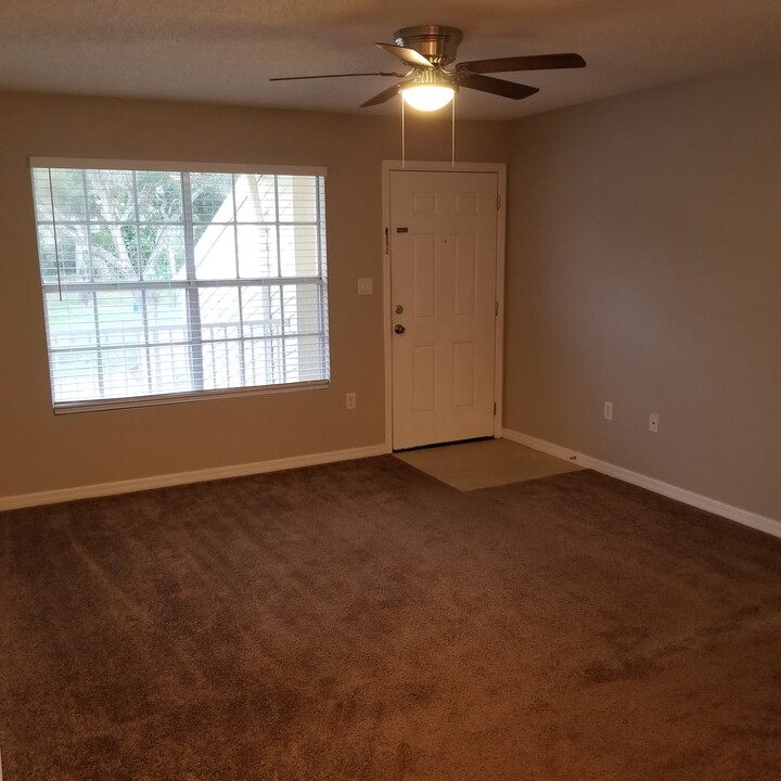 308 Lake Parsons Grn, Unit 202 in Brandon, FL - Building Photo