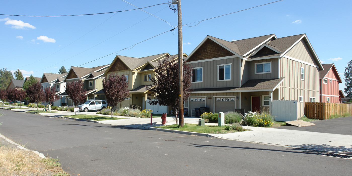 21019-21035 NE Carl St in Bend, OR - Building Photo