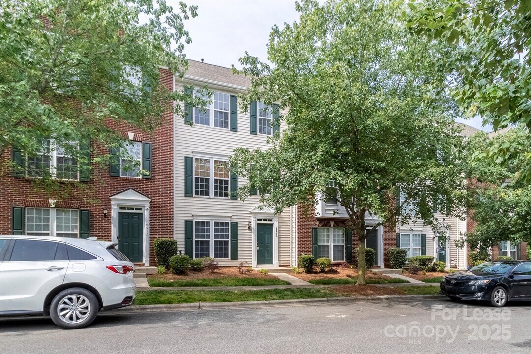 9618 Blossom Hill Dr in Huntersville, NC - Building Photo
