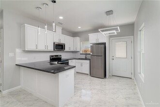 901 N Clarence Ave-Unit -4 in Edinburg, TX - Building Photo - Building Photo