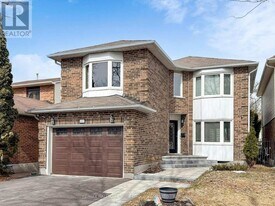 42 Buchanan Crescent in Aurora, ON - Building Photo