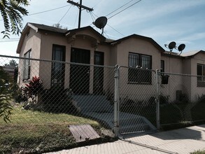 2404 W 62nd St in Los Angeles, CA - Foto de edificio - Building Photo