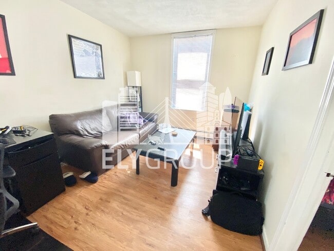 8 Medford St, Unit 3 in Somerville, MA - Building Photo - Building Photo