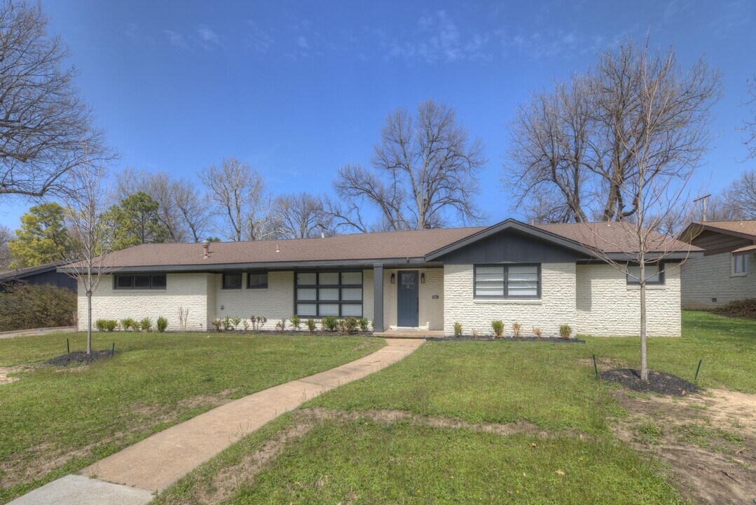 3161 E 38th Pl in Tulsa, OK - Foto de edificio