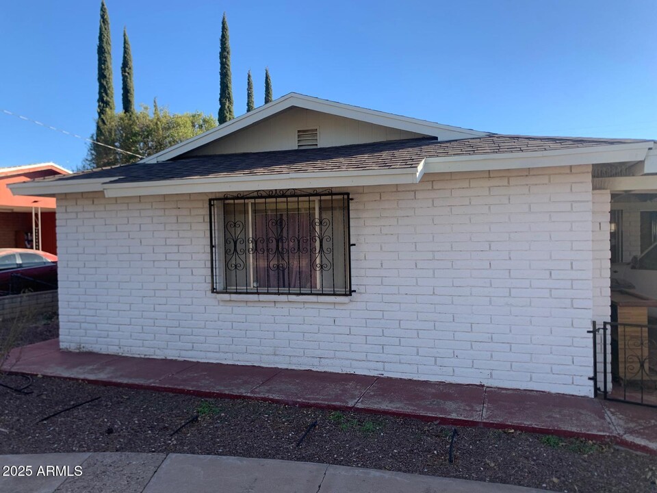 2625 E 13th St in Douglas, AZ - Foto de edificio