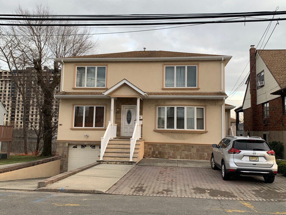 336 12th St, Unit B in Palisades Park, NJ - Building Photo