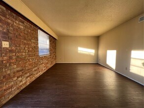 2004 Theodore Dr, Unit D in Springdale, AR - Building Photo - Building Photo