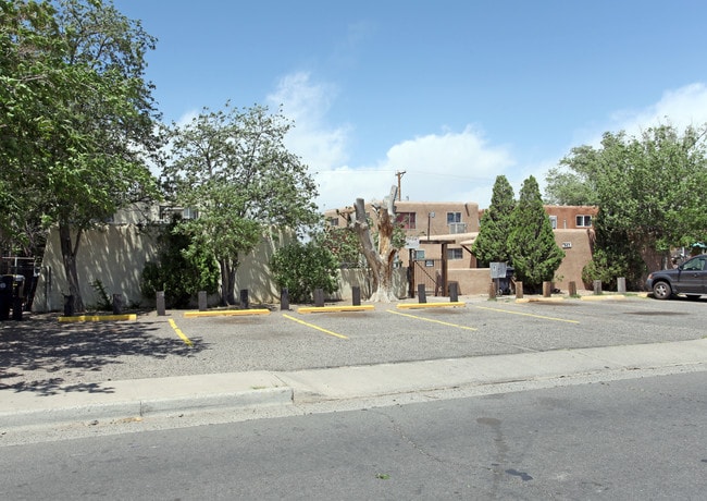 321-325 Pennsylvania St NE in Albuquerque, NM - Foto de edificio - Building Photo