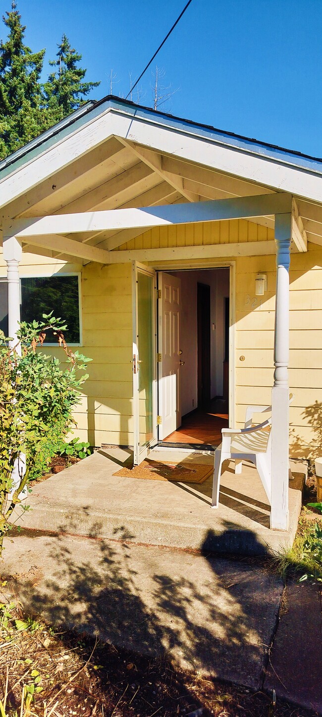 321 E Illinois St in Bellingham, WA - Building Photo - Building Photo