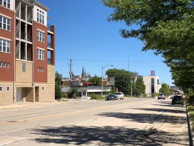 2020 W Clybourn St in Milwaukee, WI - Building Photo - Building Photo