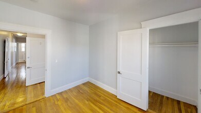 52 Mansfield St, Unit 1 in Somerville, MA - Foto de edificio - Building Photo