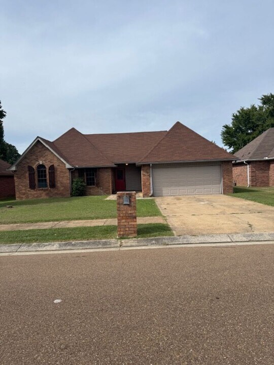 10826 E Ridge Dr in Olive Branch, MS - Building Photo