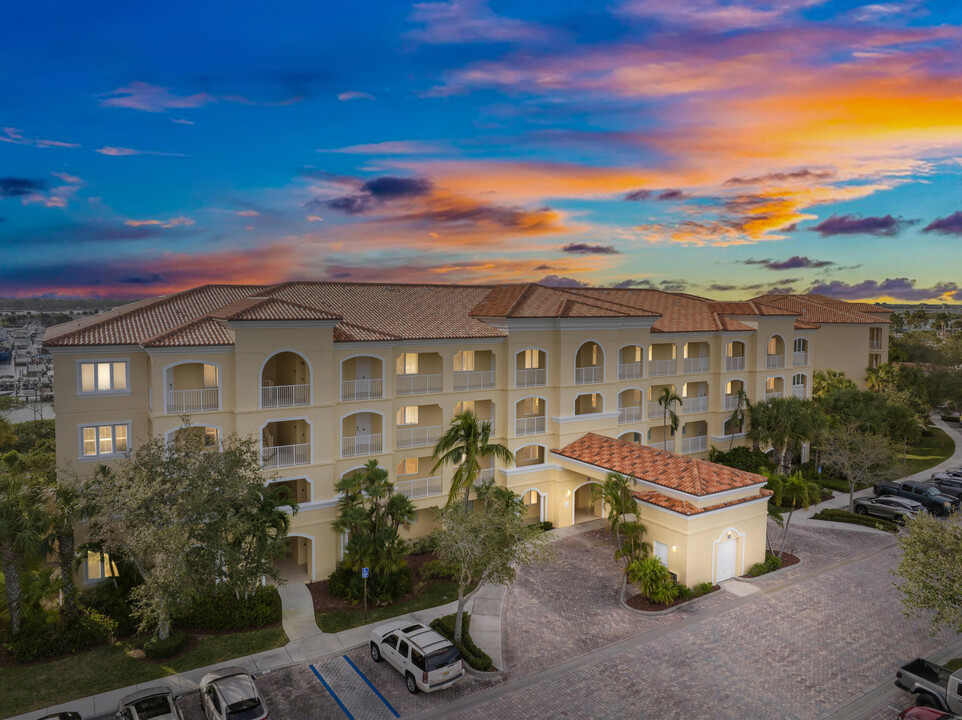 33 Harbour Isle Dr E in Fort Pierce, FL - Building Photo