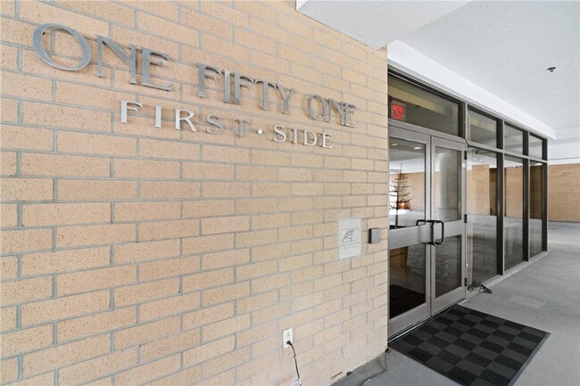 151 Fort Pitt Blvd, Unit 1703 in Pittsburgh, PA - Building Photo - Building Photo