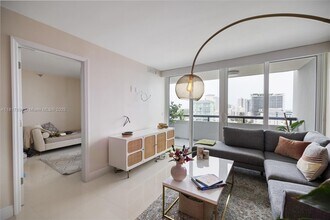 3200 Collins Ave in Miami Beach, FL - Building Photo - Building Photo