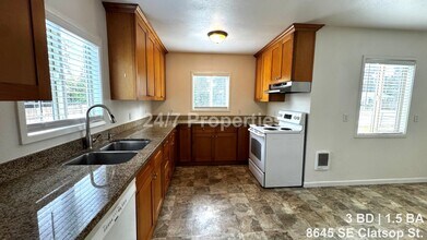 8645 SE Clatsop St in Portland, OR - Building Photo - Building Photo