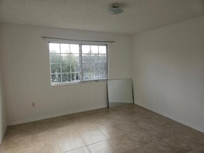 5055 Wiles Rd, Unit 305 in Coconut Creek, FL - Building Photo - Building Photo