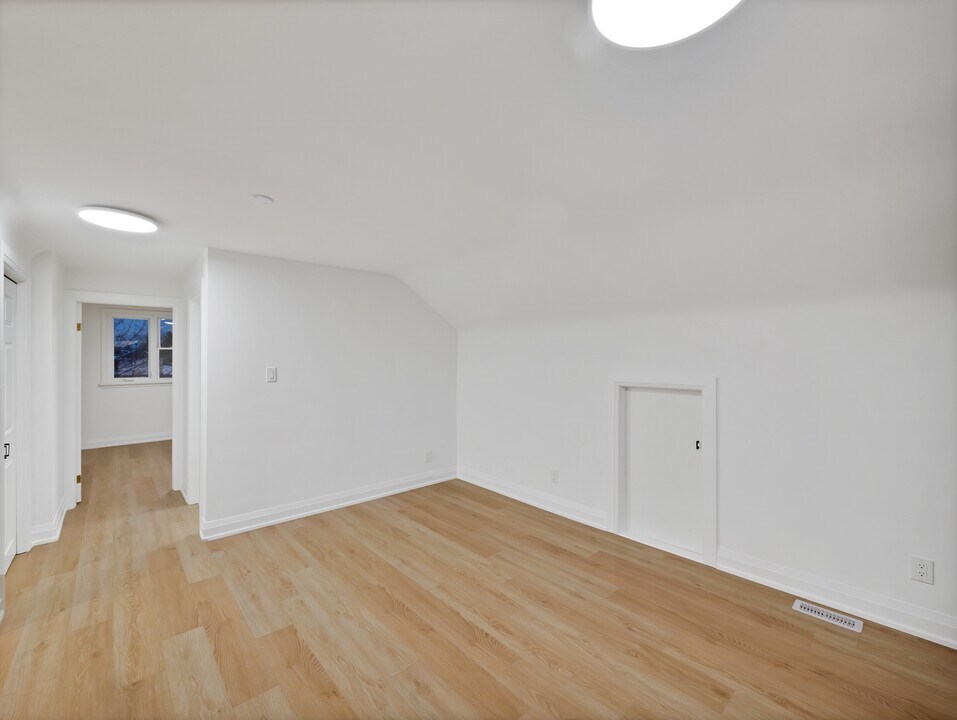 647 Limeridge Rd E in Hamilton, ON - Building Photo