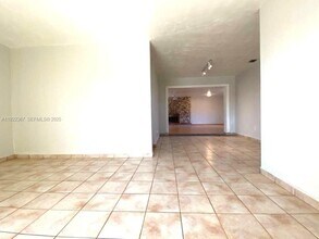 8825 SW 19th St in Miami, FL - Building Photo - Building Photo