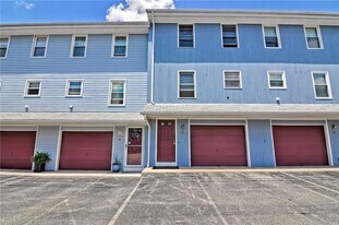 4 Smithfield Rd in North Providence, RI - Building Photo