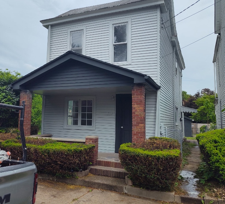 210 Washington Ave in Moundsville, WV - Building Photo