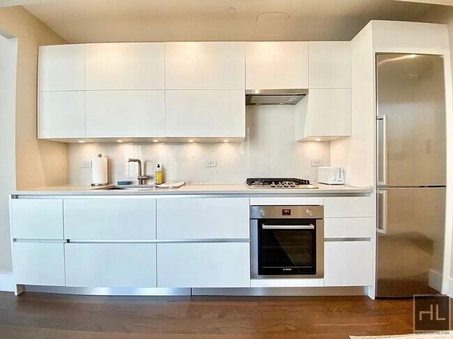 East 44th Street, Unit 22C in New York, NY - Building Photo - Building Photo