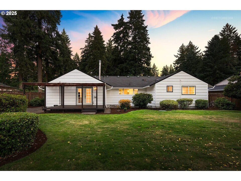 18515 Kristi Way in Lake Oswego, OR - Building Photo