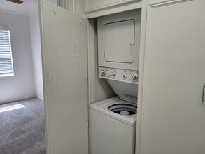 4311 Cole Ave, Unit 106 in Dallas, TX - Foto de edificio - Building Photo