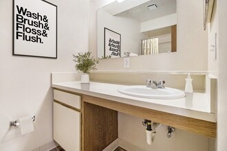 Windmill Lakes Apartments in Holland, MI - Building Photo - Building Photo