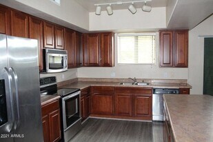 3250 W Greenway Rd in Phoenix, AZ - Building Photo