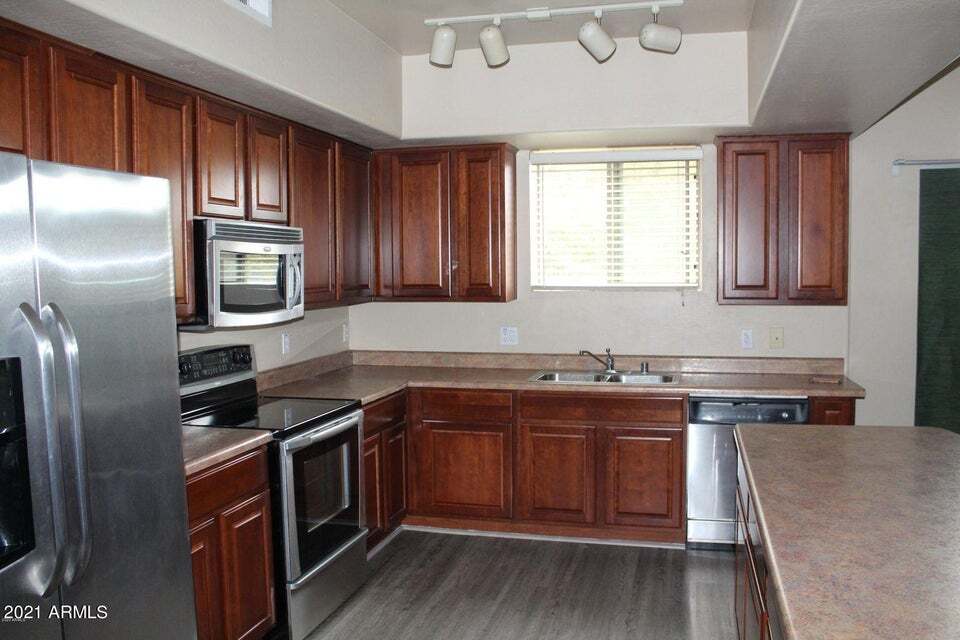 3250 W Greenway Rd in Phoenix, AZ - Building Photo