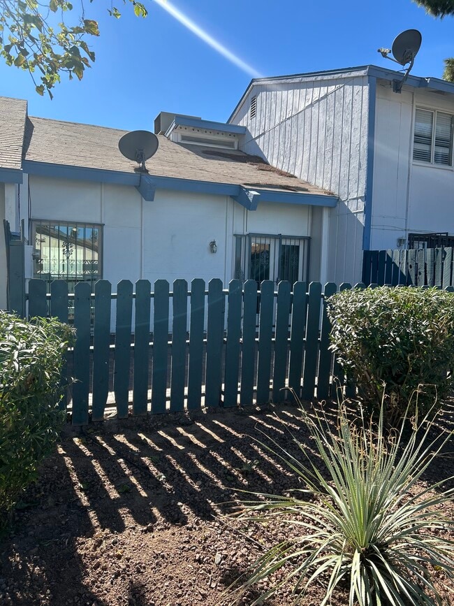 4276 Kona Coast Way in Las Vegas, NV - Building Photo - Building Photo