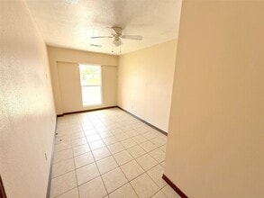 7130 Kings Dr in Baytown, TX - Building Photo - Building Photo
