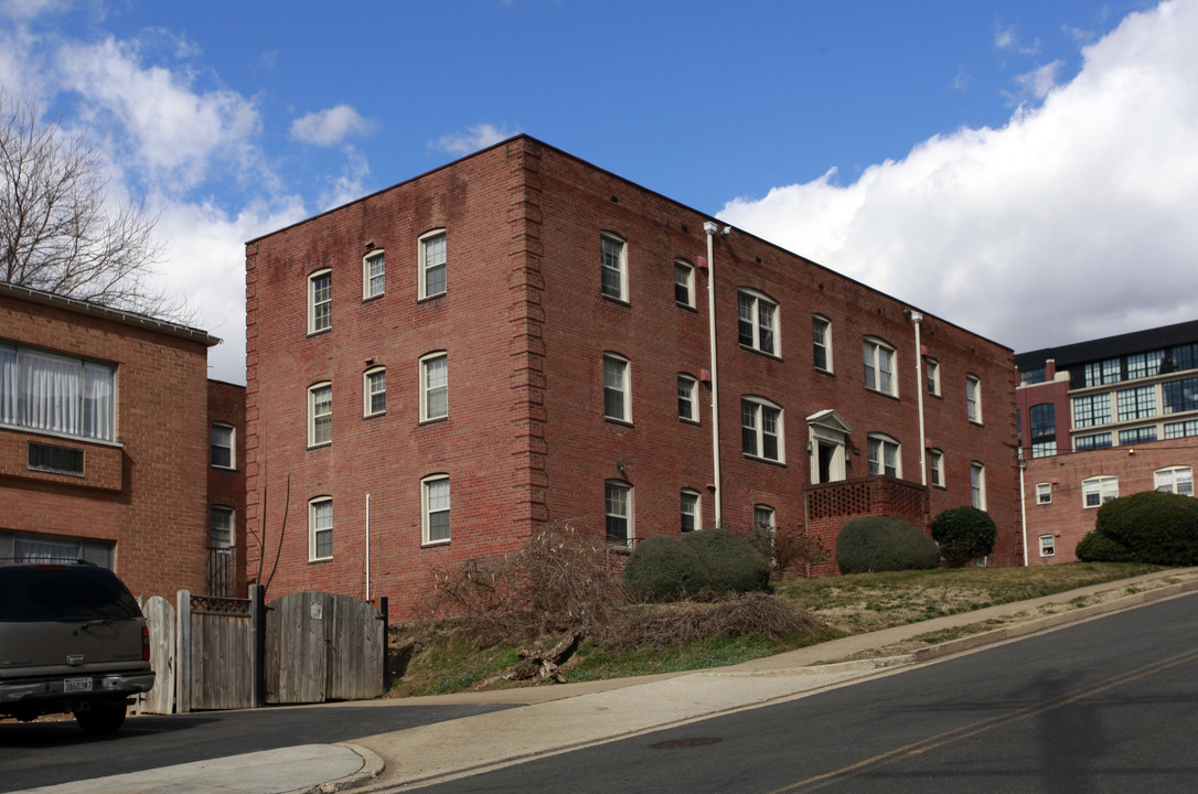 Pierce Queen Apartments in Arlington, VA - Building Photo