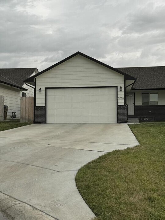 5257 N Toben Ct in Bel Aire, KS - Foto de edificio