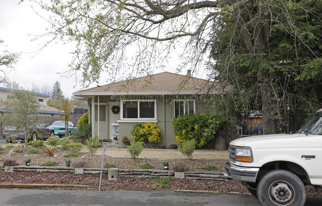 1809 Lake St in Calistoga, CA - Foto de edificio - Building Photo