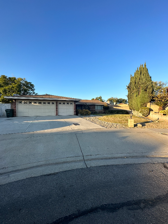 15840 Rainbow Dr in Fontana, CA - Foto de edificio