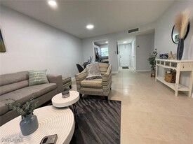 170 Turtle Lake Ct in Naples, FL - Building Photo