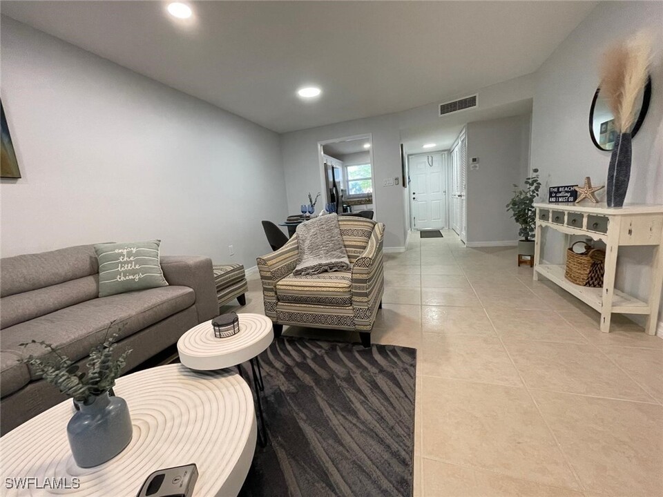 170 Turtle Lake Ct in Naples, FL - Building Photo