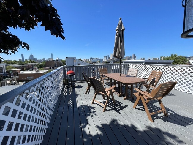 268 Athens St, Unit #2 in Boston, MA - Foto de edificio - Building Photo