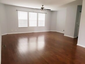 292 Waterbury Cir in Oswego, IL - Building Photo - Building Photo