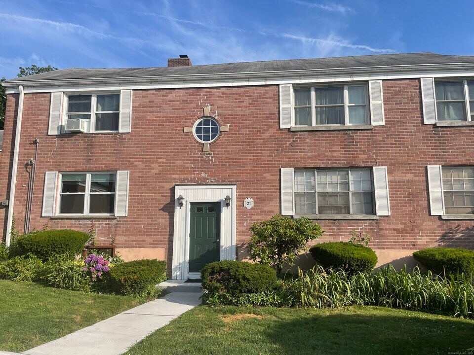 21 Standish Rd in Stamford, CT - Building Photo