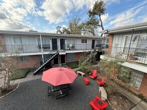 425 E 9th St in Houston, TX - Foto de edificio - Building Photo