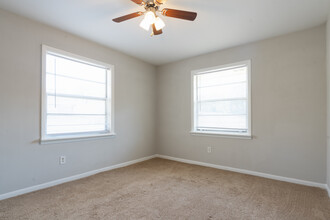 Regal Heights in Atlanta, GA - Foto de edificio - Interior Photo