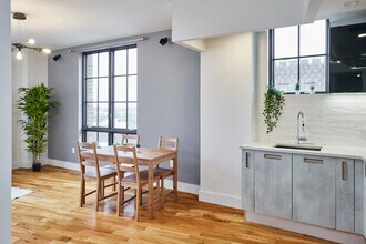 12-24 Ford St in Brooklyn, NY - Foto de edificio - Interior Photo