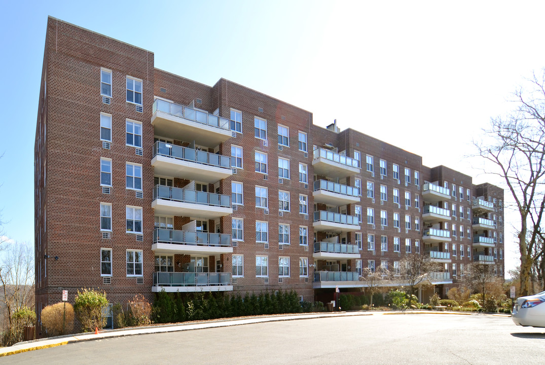 Castle Heights Cooperative in Tarrytown, NY - Foto de edificio