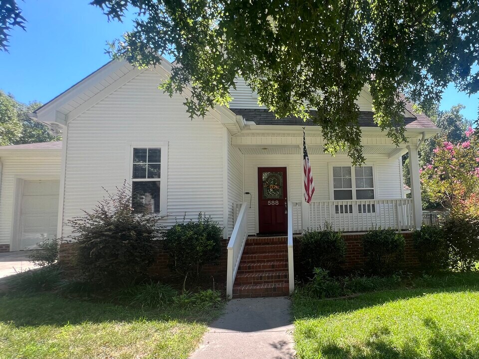 588 Lakeside Valley Dr in Winston-Salem, NC - Building Photo