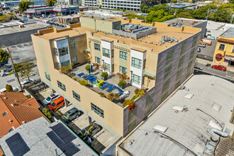 Nazareth Terrace in San Mateo, CA - Foto de edificio - Building Photo