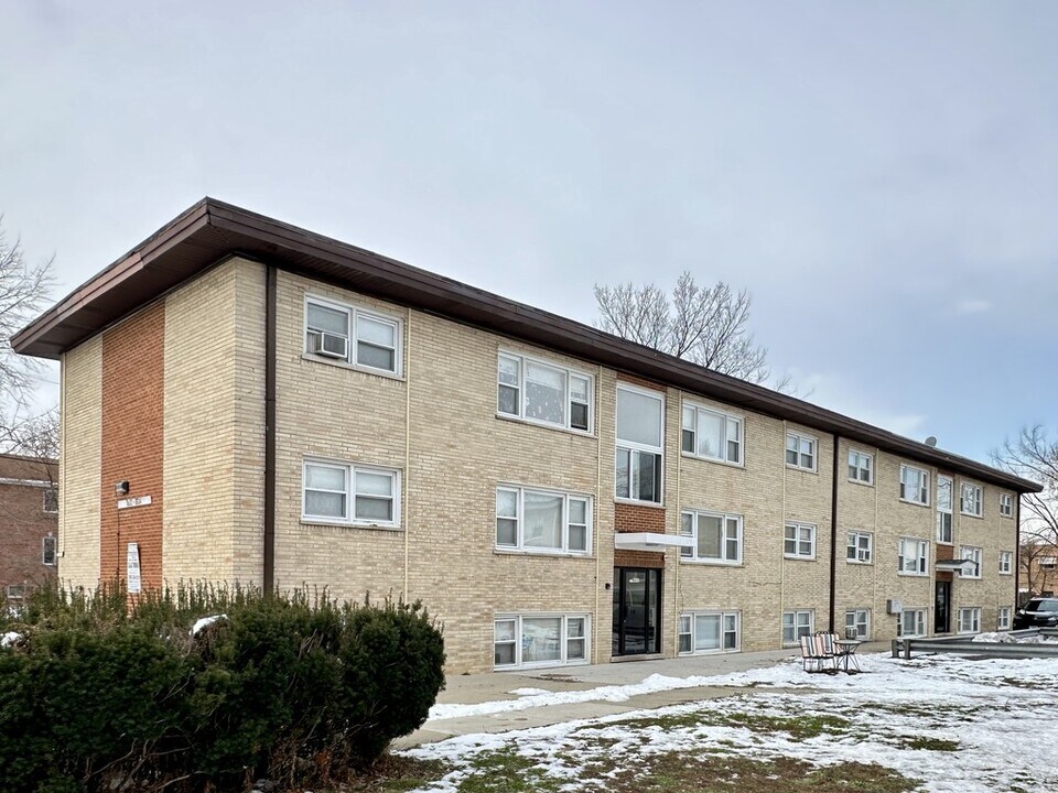 9632 Ivanhoe Ave in Schiller Park, IL - Building Photo