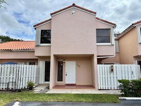 11820 SW 80th St in Miami, FL - Building Photo